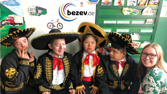 bezev - Gruppenfoto Kinder Mexiko verkleidet als Mariachi