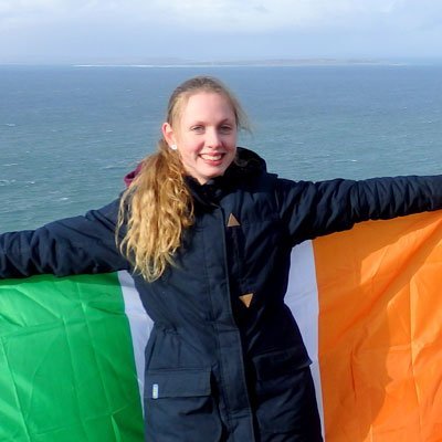 weltweiser · Schülerin steht mit irischer Flagge an der Küste