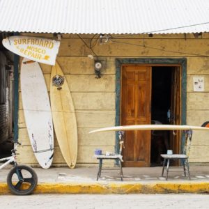 Surfshop in einer Hütte