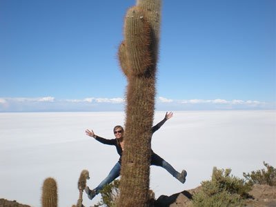 Eine Frau posiert hinter einem Kaktus