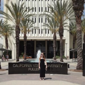 Junge Frau vor der California State Universität