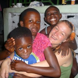 Freiwillige mit drei Kindern in Ghana